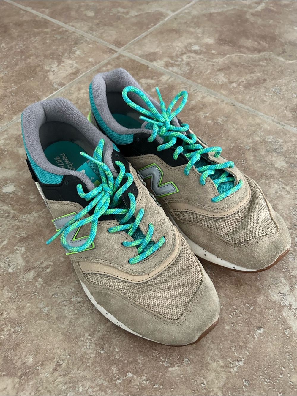 Men’s New Balance Beige and Teal Running Sneaker Size 9.5 US